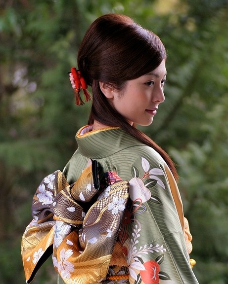 Tuy nhiên, khi cuộc sống ngày càng phát triển, ngành công nghiệp thời trang có nhiều cải tiến mới trong chất liệu và hoa văn, bất cứ cô gái Nhật nào cũng có thể sắm cho mình những bộ kimono họa tiết xinh xắn, màu sắc rực rỡ. (Ảnh: Duhoc-nhatban)
